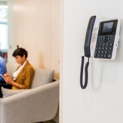 HP Poly Teléfono Poly Edge E100 IP y habilitado para PoE