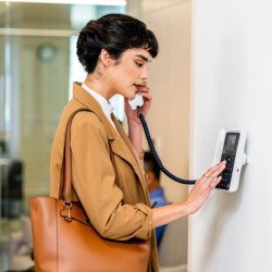 HP Poly Teléfono Poly Edge E100 IP y habilitado para PoE