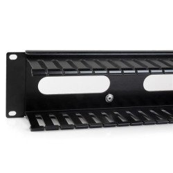 StarTech.com Panel Canaleta Horizontal de 2U con Cubierta para Gestión de Cableado en Racks y Perforaciones Laterales