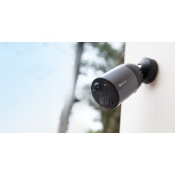 Cámara IP inalámbrica con batería recargable (cero cables), 2 megapíxel, sirena y estrobo, alertas de audio personalizable, uso